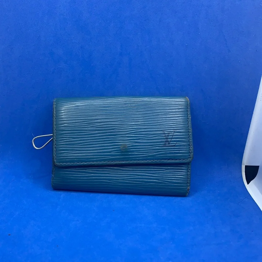 Louis‎ Vuitton Epi leather blue keychain Blue 6 key holder with snap closure